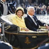 Ce cortège a constitué le point d'orgue des festivités à l'occasion du jubilé du roi Karl XVI Gustaf, ici dans la calèche en compagnie de la reine Silvia.